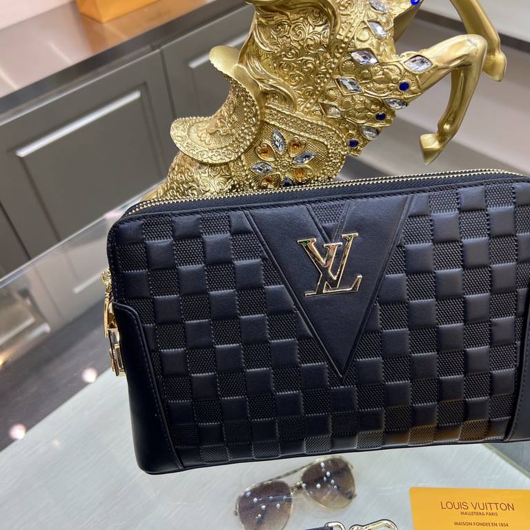 LOUIS VUITTON (Louis Vuitton   )   Haute Couture Men's Clutch Series Top imported cowhide embossed with combination lock, double pull design, senior tailor Cubic tailoring perfect shape Hand on the hand with excellent ef