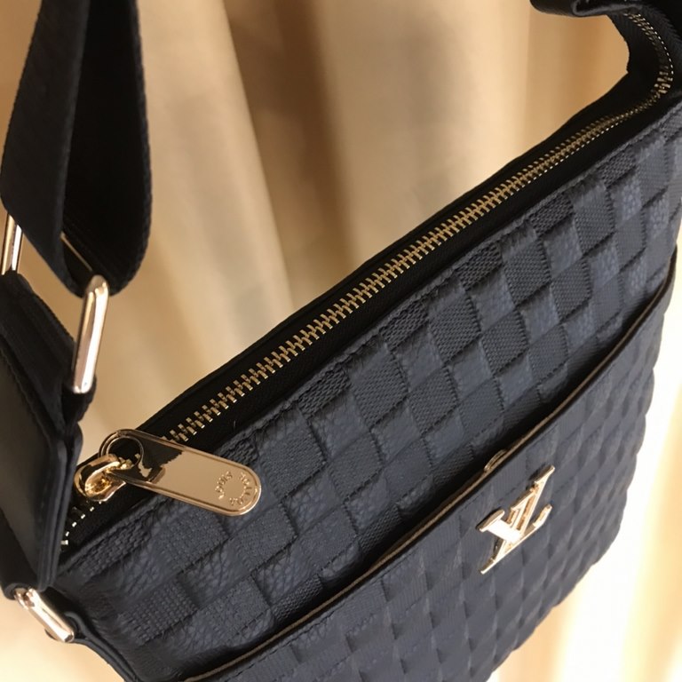 New Lv crossbody bag   Italian imported cowhide   top goods,   steel hardware are brand LOGO, look at the gloss of the leather, look at the oil edges, look at the alignment, the highest quality in the market, there is no