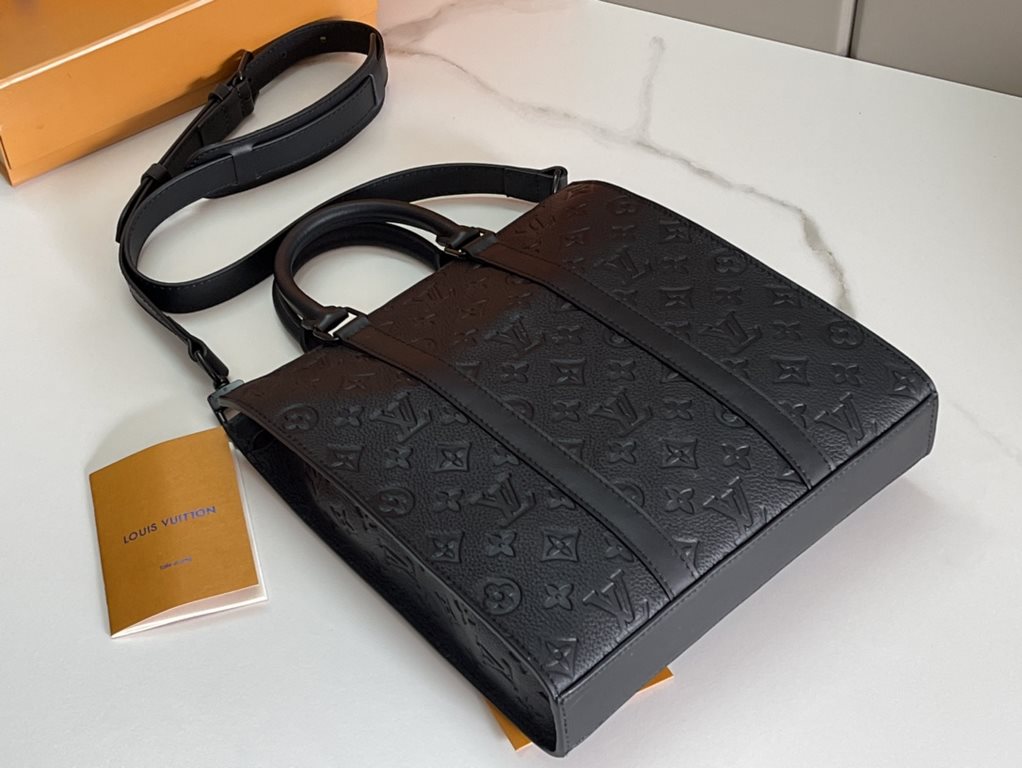 Top Original   Authentic Development, All Steel Hardware    The new Sac Plat Cross bag is based on Louis Vuitton's iconic Sac Plat handbag, featuring a gorgeous Taurillon leather blend with leather reinforcement straps a