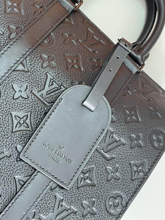 Top Original   Authentic Development, All Steel Hardware    The new Sac Plat Cross bag is based on Louis Vuitton's iconic Sac Plat handbag, featuring a gorgeous Taurillon leather blend with leather reinforcement straps a