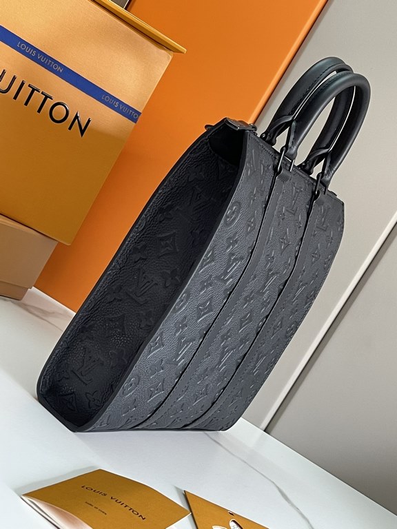 Top Original   Authentic Development, All Steel Hardware    The new Sac Plat Cross bag is based on Louis Vuitton's iconic Sac Plat handbag, featuring a gorgeous Taurillon leather blend with leather reinforcement straps a