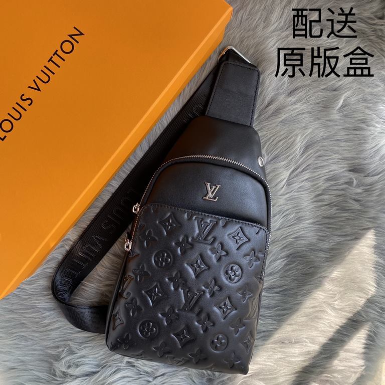 The latest style ＜LV＞ men's   chest bag   hot shipping   (physical photos   without adding any effect) original imported first layer cowhide   leather feel soft and comfortable   thoughtful design headphone cable drillin