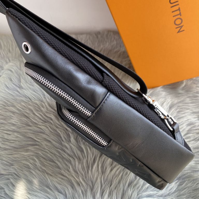 The latest style ＜LV＞ men's   chest bag   hot shipping   (physical photos   without adding any effect) original imported first layer cowhide   leather feel soft and comfortable   thoughtful design headphone cable drillin