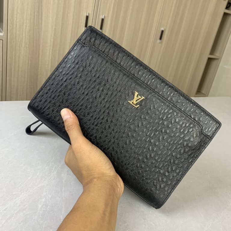 Top counter rat ruthless goods 2024 latest hot models LV ostrich leather combination lock clutch bag hot models large number of shipments, clamoring counter goods  top original single goods  paper talking about bragging 