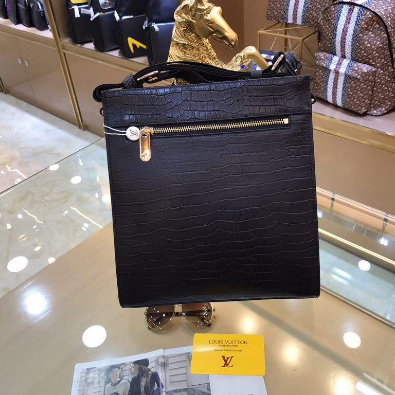 New  LOUIS VUITTON (Louis Vuitton)  2020 latest shoulder bag not only well done bag type, but also very fine quality, using imported crocodile pattern, semi-stereotypes design, hardware supporting, simple and generous st