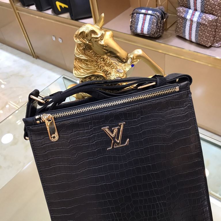 New  LOUIS VUITTON (Louis Vuitton)  2020 latest shoulder bag not only well done bag type, but also very fine quality, using imported crocodile pattern, semi-stereotypes design, hardware supporting, simple and generous st