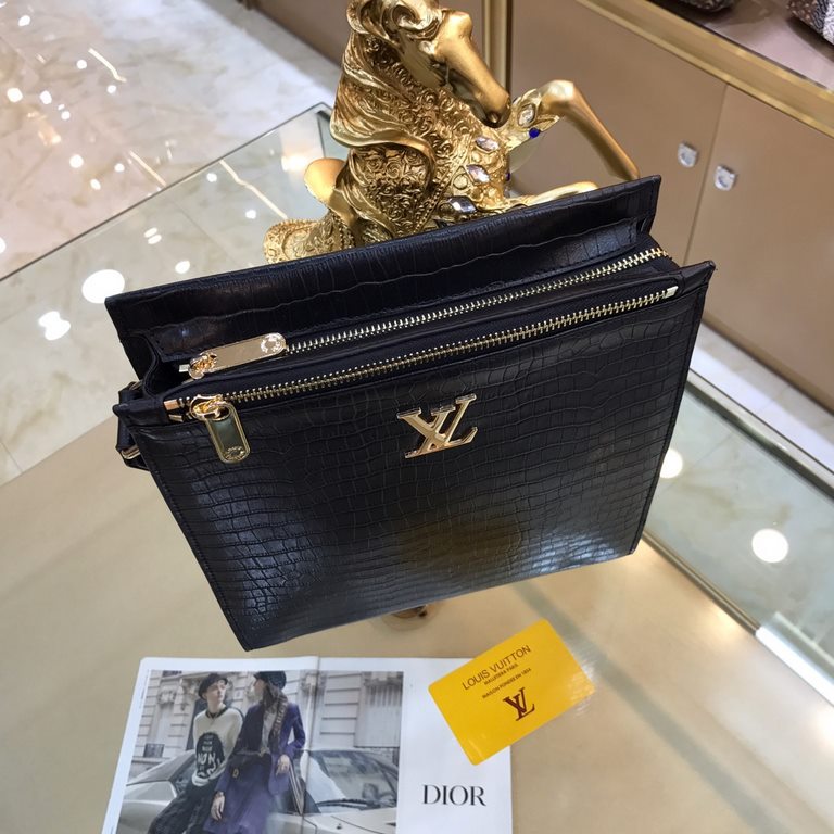 New  LOUIS VUITTON (Louis Vuitton)  2020 latest shoulder bag not only well done bag type, but also very fine quality, using imported crocodile pattern, semi-stereotypes design, hardware supporting, simple and generous st