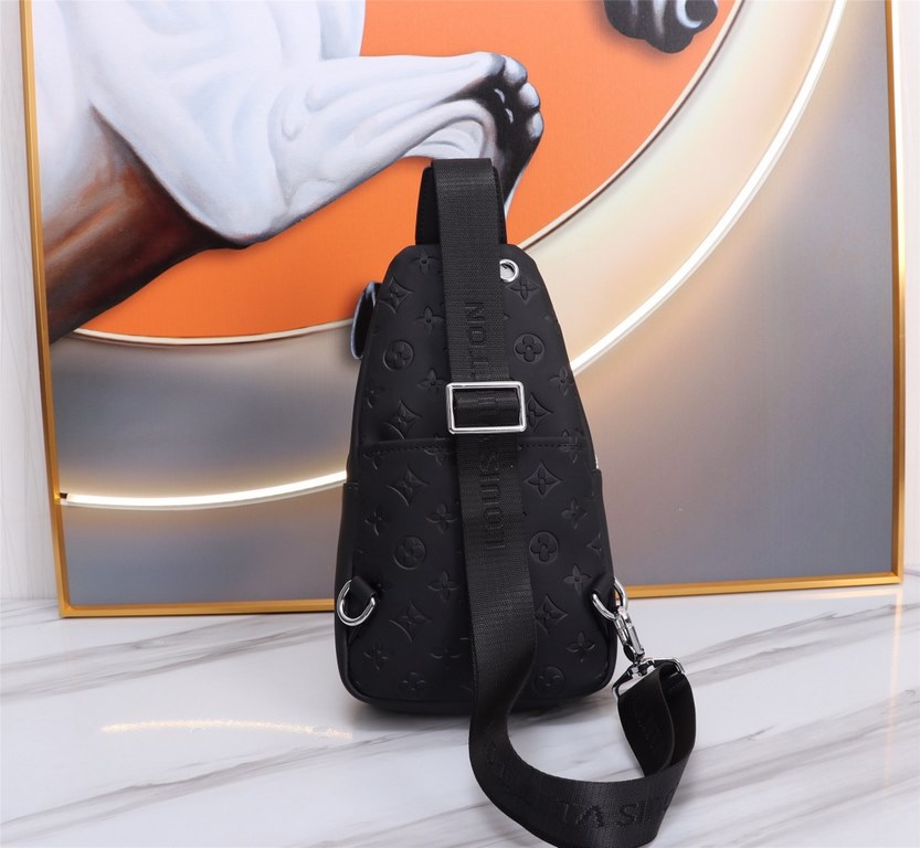 LV    new men's chest bag tide brand   the most trendy and hottest models Imported original cowhide, feel first-class   workmanship is very exquisite   show fashion and trend, presenting an inadvertent fashionable style 