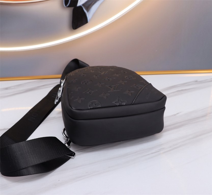 LV    new men's chest bag tide brand   the most trendy and hottest models Imported original cowhide, feel first-class   workmanship is very exquisite   show fashion and trend, presenting an inadvertent fashionable style 