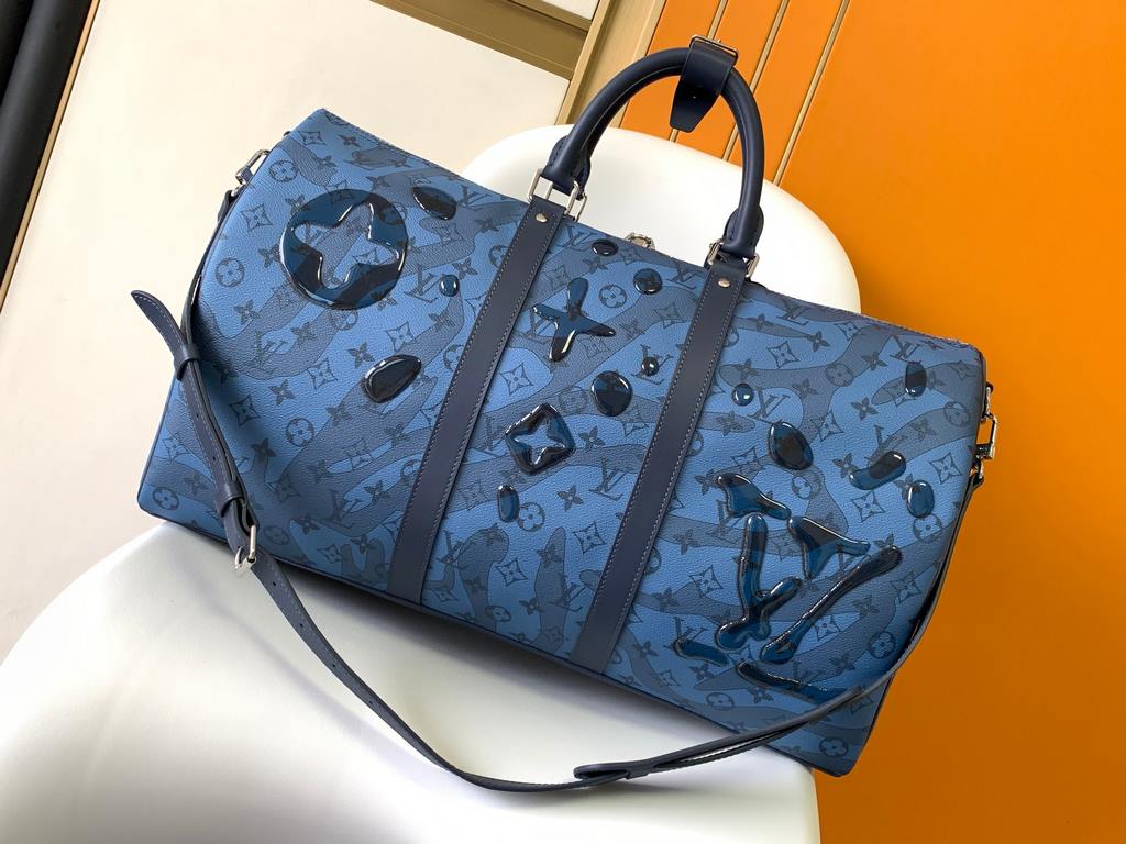 [KEEPALL BANDOULIèRE 50cm Handbag 】 m22574 (water drop)The Keepall Bandoulière 50 is crafted from Monogram Aquagarden canvas, so that the Monogram flowers and LV letters resemble gently falling drops of water. The side s