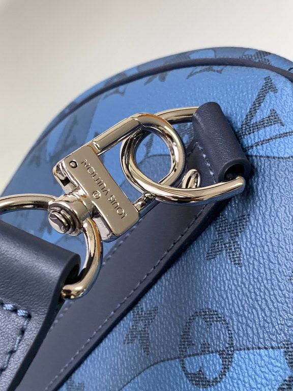 [KEEPALL BANDOULIèRE 50cm Handbag 】 m22574 (water drop)The Keepall Bandoulière 50 is crafted from Monogram Aquagarden canvas, so that the Monogram flowers and LV letters resemble gently falling drops of water. The side s