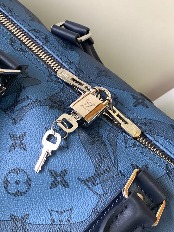 [KEEPALL BANDOULIèRE 50cm Handbag 】 m22574 (water drop)The Keepall Bandoulière 50 is crafted from Monogram Aquagarden canvas, so that the Monogram flowers and LV letters resemble gently falling drops of water. The side s