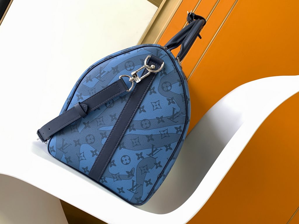 [KEEPALL BANDOULIèRE 50cm Handbag 】 m22574 (water drop)The Keepall Bandoulière 50 is crafted from Monogram Aquagarden canvas, so that the Monogram flowers and LV letters resemble gently falling drops of water. The side s