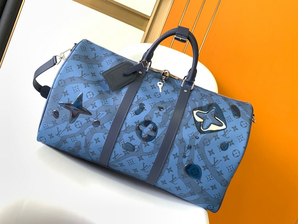 [KEEPALL BANDOULIèRE 50cm Handbag 】 m22574 (water drop)The Keepall Bandoulière 50 is crafted from Monogram Aquagarden canvas, so that the Monogram flowers and LV letters resemble gently falling drops of water. The side s