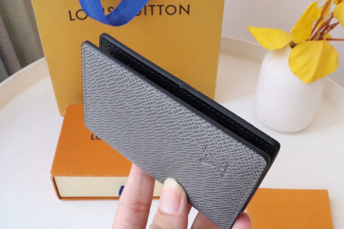 M81550Pocket walletCrafted in textured Taga leather, this pocket wallet is a classic Louis Vuitton compact. The wallet's understated color scheme and discreet LV initials logo at the bottom add an elegant touch, while th