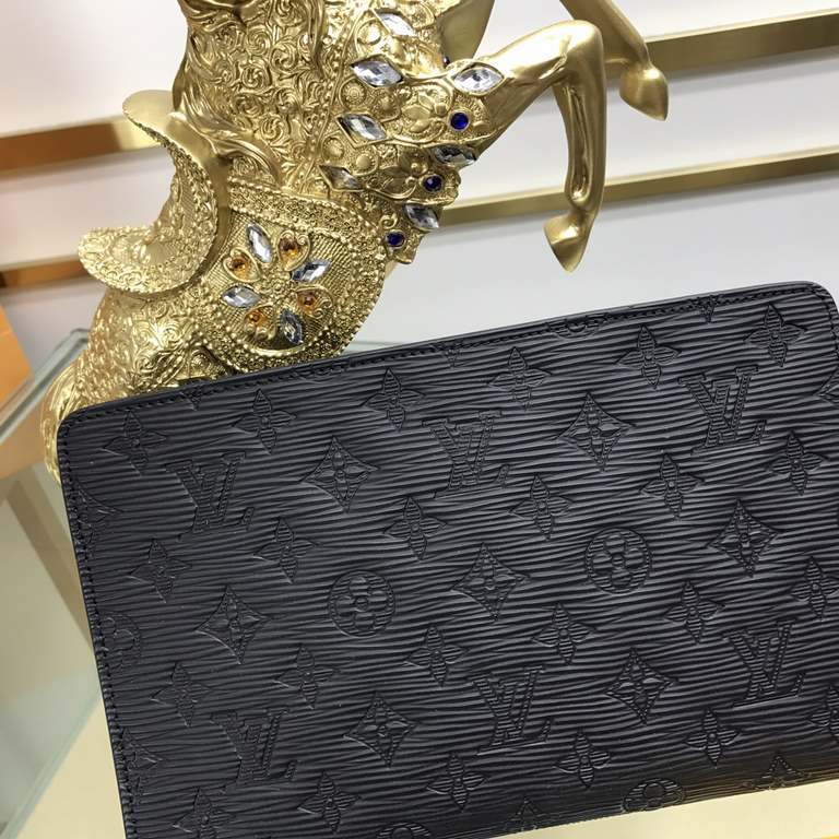 New  LOUIS VUITTON (Louis Vuitton)   2022 latest clutch bag Not only the bag type to do well, and the quality is also very fine, the use of imported cowhide embossed production, hardware supporting with a combination of 