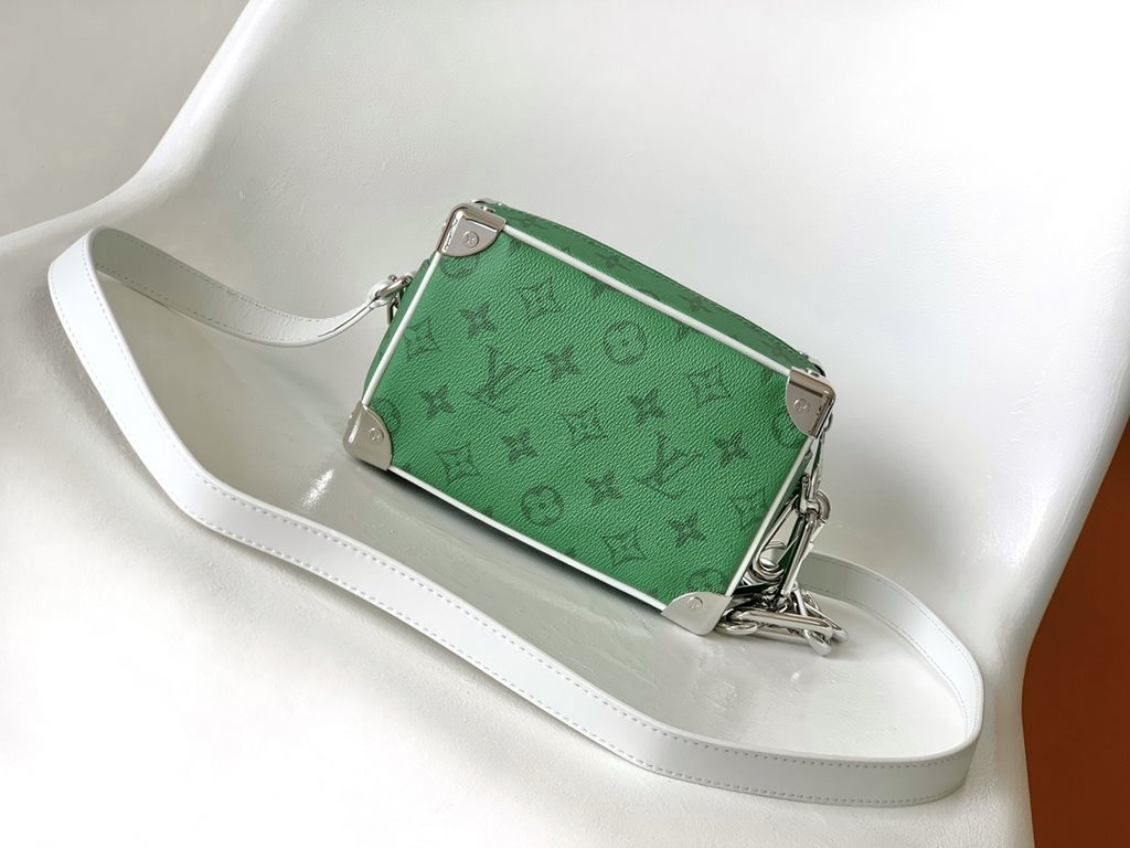 TOP ORIGINAL M80816 GREEN  This Mini Soft Trunk bag in vintage Monogram canvas features the new louis vuitton! logo, a nod to Virgil Abloh's fashion statement with the Everyday LV capsule collection for FallWinter 2021-2