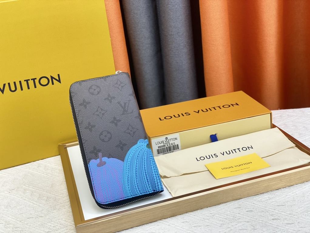 63095 Grey Flower Pumpkin This LV x YK pocket wallet from the Louis Vuitton x Yayoi Kusama collaboration features a colorful pumpkin motif on Monogram Eclipse Reverse canvas, recreating the symbol of warmth and solace th