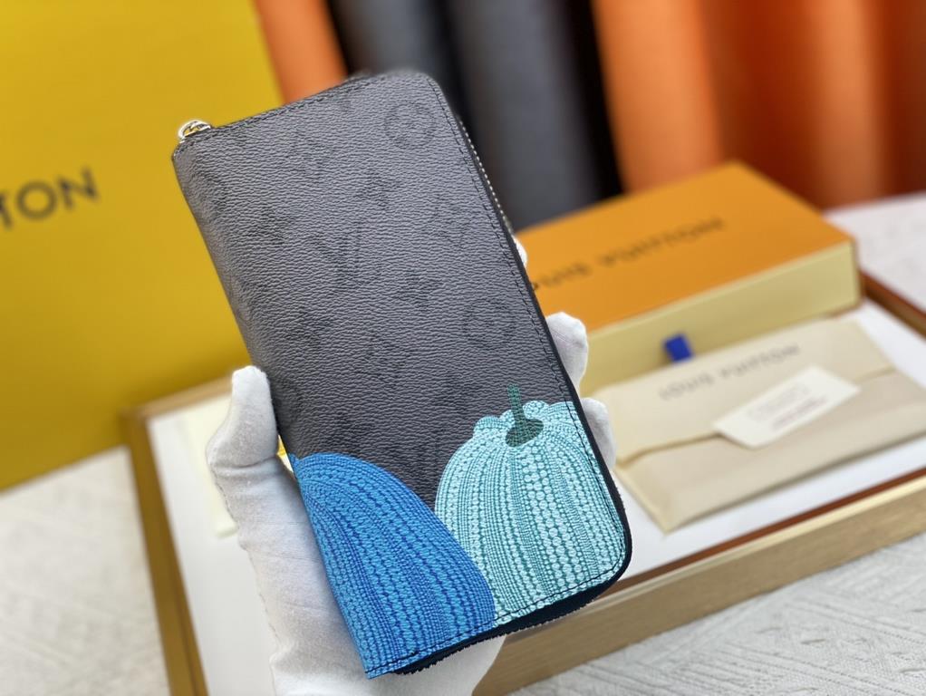 63095 Grey Flower Pumpkin This LV x YK pocket wallet from the Louis Vuitton x Yayoi Kusama collaboration features a colorful pumpkin motif on Monogram Eclipse Reverse canvas, recreating the symbol of warmth and solace th