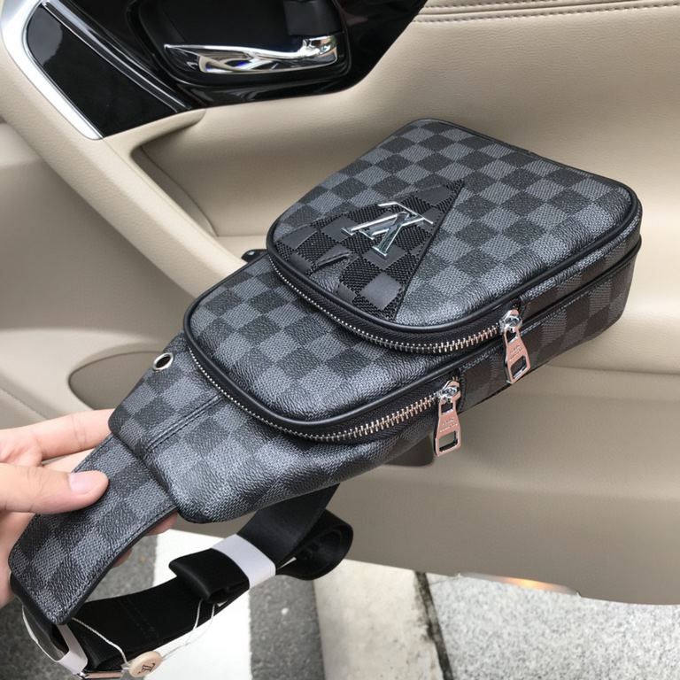 So many people looking at the bag!  LV is not good to sell turn the picture know. Newest 2020 Launched Men's Chest Bag, Selected Leather - High-grade Imported Cowhide Leather, Imported Lining Design  Uniform alignment [B