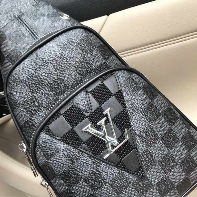 So many people looking at the bag!  LV is not good to sell turn the picture know. Newest 2020 Launched Men's Chest Bag, Selected Leather - High-grade Imported Cowhide Leather, Imported Lining Design  Uniform alignment [B