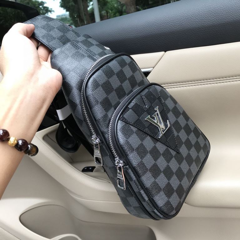 So many people looking at the bag!  LV is not good to sell turn the picture know. Newest 2020 Launched Men's Chest Bag, Selected Leather - High-grade Imported Cowhide Leather, Imported Lining Design  Uniform alignment [B