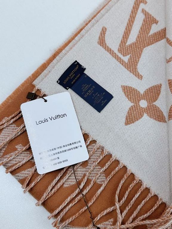 that   Simple letter combination2022 Counter New WoolSimply L's scarf amplifies the classic Monogram pattern across the entire width, illustrating the design heritage while brightening up the focus of everyday wear, with