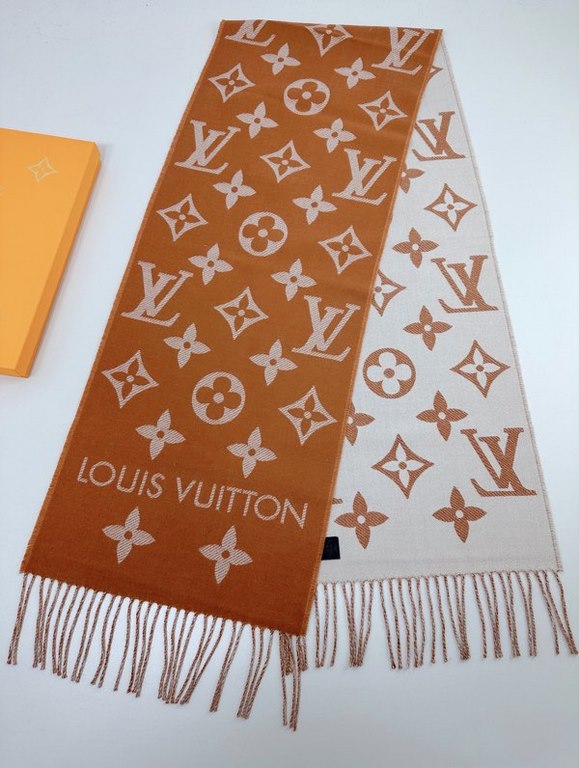 that   Simple letter combination2022 Counter New WoolSimply L's scarf amplifies the classic Monogram pattern across the entire width, illustrating the design heritage while brightening up the focus of everyday wear, with