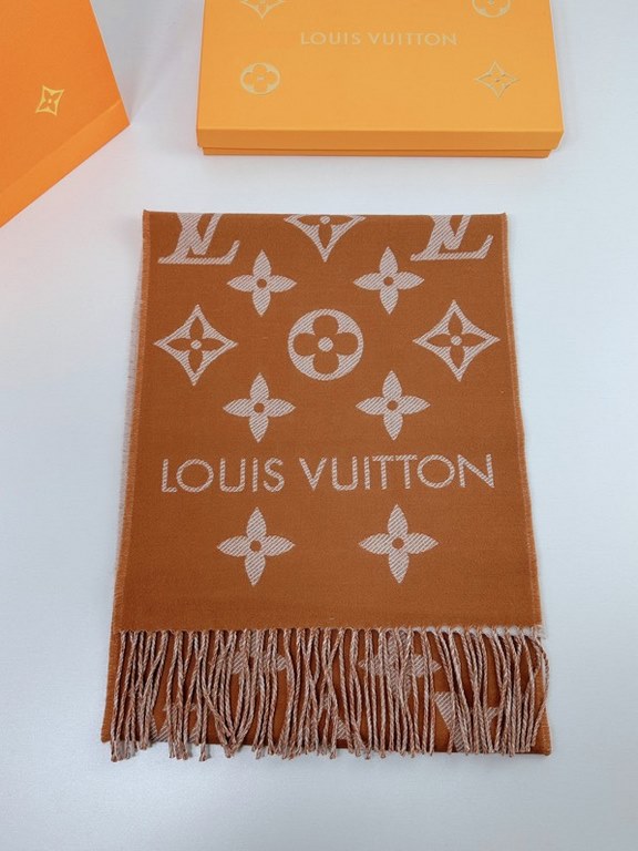 that   Simple letter combination2022 Counter New WoolSimply L's scarf amplifies the classic Monogram pattern across the entire width, illustrating the design heritage while brightening up the focus of everyday wear, with