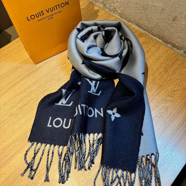 New  Louis Vuitton  [L Classic Monogram Long Scarf] Original 11 customization, the Simply LV scarf amplifies the classic Monogram motif across the entire width, illustrating Louis Vuitton's design heritage while brighten