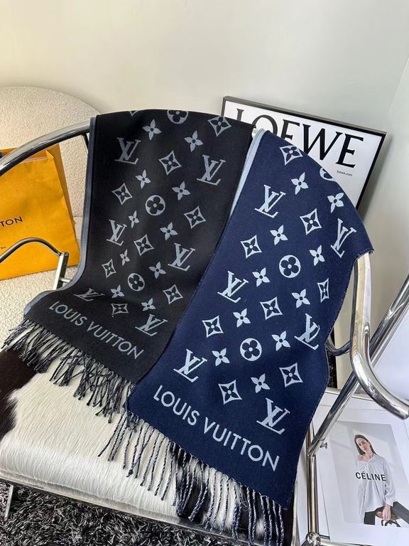 New  Louis Vuitton  [L Classic Monogram Long Scarf] Original 11 customization, the Simply LV scarf amplifies the classic Monogram motif across the entire width, illustrating Louis Vuitton's design heritage while brighten