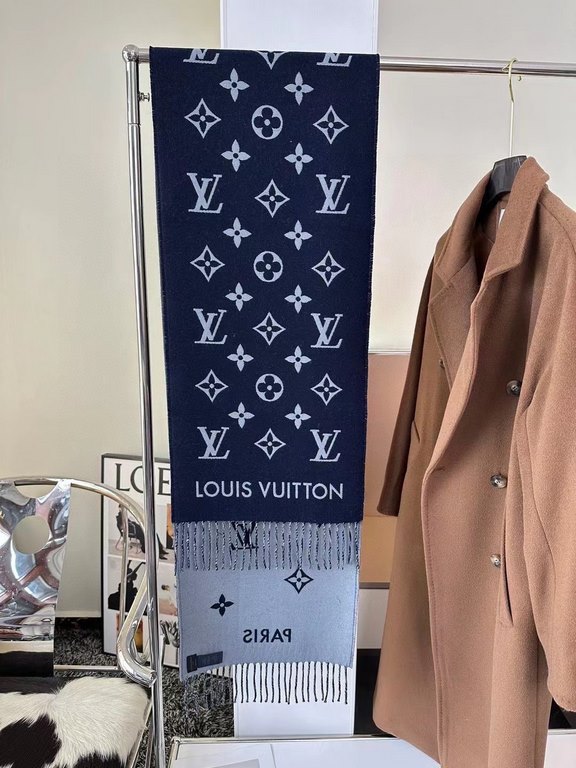 New  Louis Vuitton  [L Classic Monogram Long Scarf] Original 11 customization, the Simply LV scarf amplifies the classic Monogram motif across the entire width, illustrating Louis Vuitton's design heritage while brighten