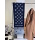 New  Louis Vuitton  [L Classic Monogram Long Scarf] Original 11 customization, the Simply LV scarf amplifies the classic Monogram motif across the entire width, illustrating Louis Vuitton's design heritage while brighten