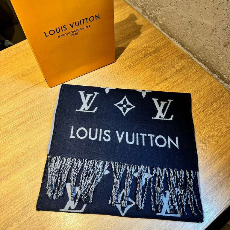 New  Louis Vuitton  [L Classic Monogram Long Scarf] Original 11 customization, the Simply LV scarf amplifies the classic Monogram motif across the entire width, illustrating Louis Vuitton's design heritage while brighten