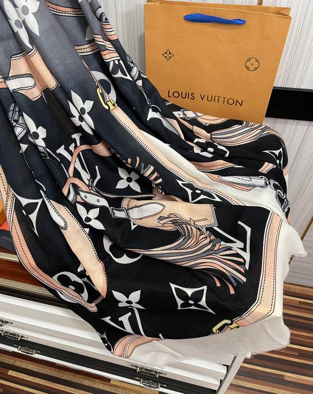 New LV2024 latest models   top design is too beautiful, truly awesome   [ring velvet long scarf]    physical genuinely beautiful   shawl with prints      regardless of the design of the airbrush are very well in place   