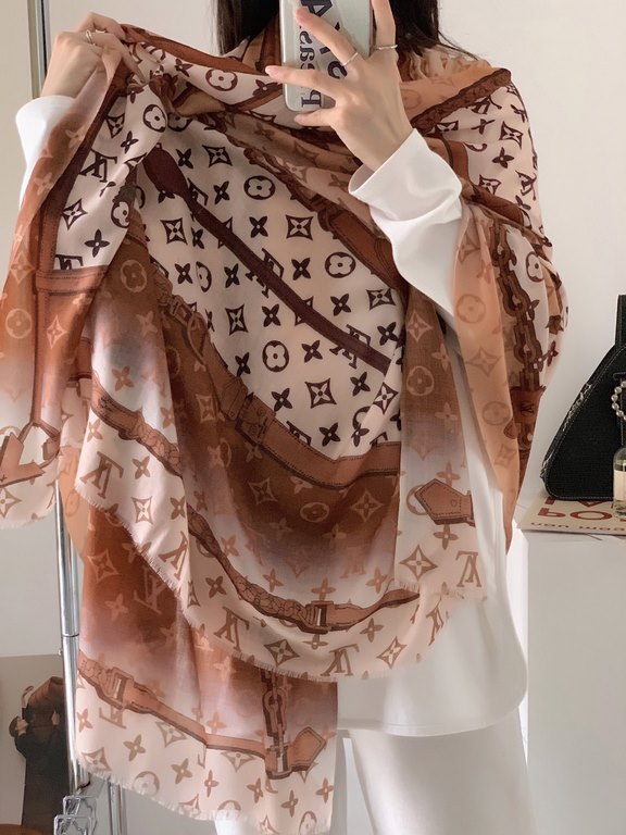 Lv's new chain   print with the classic Monogram pattern and many of Louis Vuitton's signature design elements give this new scarf an enduring fashionable appeal. This scarf will add a touch of sophistication to classic 