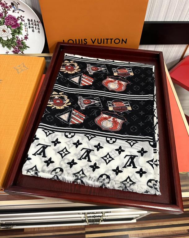 New Lv2024 The latest models   top design is so beautiful, truly awesome   [ring velvet long scarf]    physical genuinely beautiful   shawl with print      regardless of the design of the airbrush are very well in place 