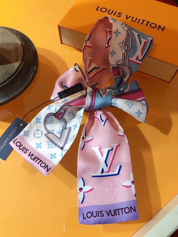 PLV2107 lv [PERFECT MATCH] hair tie! A blend of classic Louis Vuitton elements leather straps and chain motifs from the leather goods and jewelry collections embellish one side, while the Giant 3D Monogram pattern provid