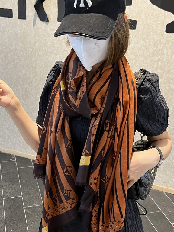 2023 Spring limited series of pop-ups arrived LV original single authentic. Early fall staple models. Wear Le Tout Paris long scarf LV bags and the bottom of the logo rich details, more feminine charm. The real hall of f