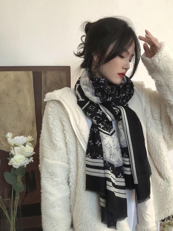 Fashionable and versatile! LV new old flower long scarf] A great item to enhance your temperament and taste! Four seasons must have! Really unbeatable and practical! Lv rare cashmere long scarf, ! Fabric feel really good