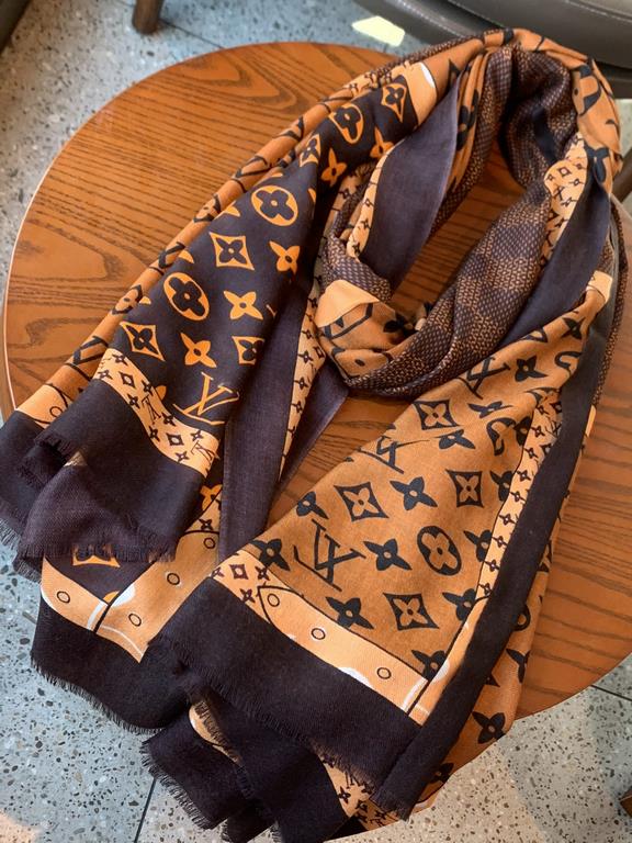 LV new old flower long scarf】Great item to enhance temperament and taste! Four seasons must have! Really unbeatable practical! Lv rare cashmere long scarf, ! Fabric feel really good, a simple try, you know it is what you