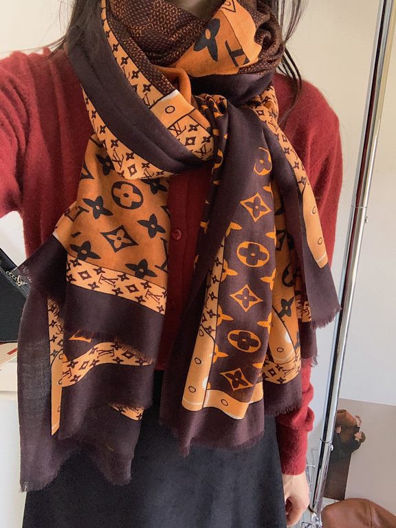 LV new old flower long scarf】Great item to enhance temperament and taste! Four seasons must have! Really unbeatable practical! Lv rare cashmere long scarf, ! Fabric feel really good, a simple try, you know it is what you