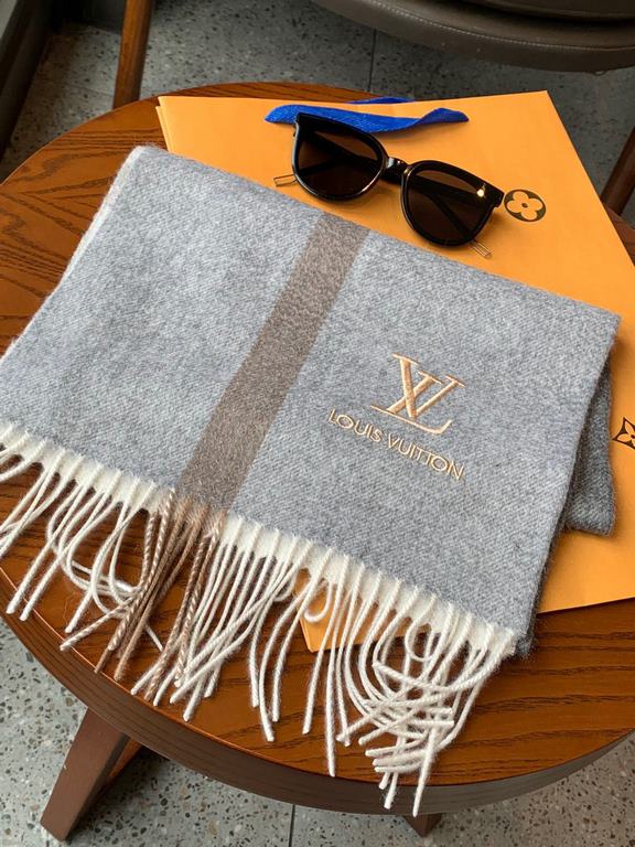 Rare high-end men's models, family benefits  LV very positive men's scarf ~ fabric love, very soft and delicate comfortable  atmospheric simplicity, super good-looking men's God with the color, any boy will like the para