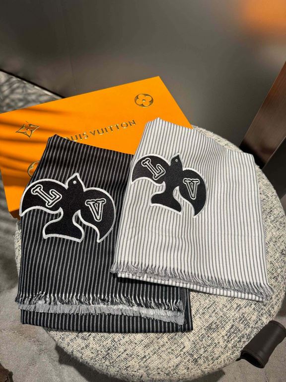 LV Swallow Donkey's newest scarf classic mascot redesigned properly versatile models, eye-catching logo design classic black and gray color scheme really do not look too good 100% wool feel simply fine yarn weaving surfa