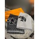 LV Swallow Donkey's newest scarf classic mascot redesigned properly versatile models, eye-catching logo design classic black and gray color scheme really do not look too good 100% wool feel simply fine yarn weaving surfa