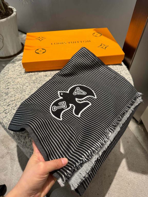 LV Swallow Donkey's newest scarf classic mascot redesigned properly versatile models, eye-catching logo design classic black and gray color scheme really do not look too good 100% wool feel simply fine yarn weaving surfa