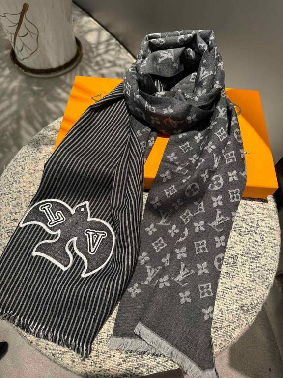 LV Swallow Donkey's newest scarf classic mascot redesigned properly versatile models, eye-catching logo design classic black and gray color scheme really do not look too good 100% wool feel simply fine yarn weaving surfa