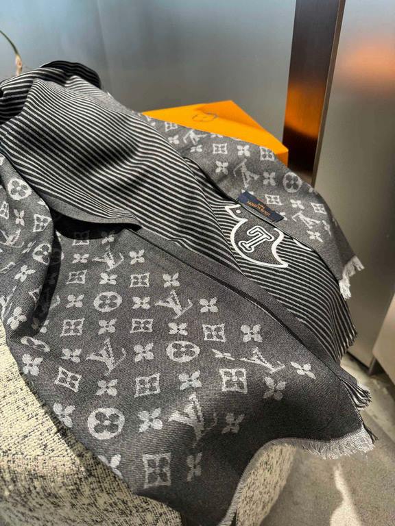 LV Swallow Donkey's newest scarf classic mascot redesigned properly versatile models, eye-catching logo design classic black and gray color scheme really do not look too good 100% wool feel simply fine yarn weaving surfa