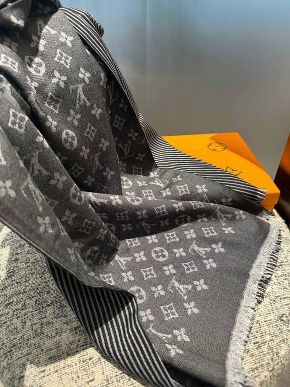 LV Swallow Donkey's newest scarf classic mascot redesigned properly versatile models, eye-catching logo design classic black and gray color scheme really do not look too good 100% wool feel simply fine yarn weaving surfa