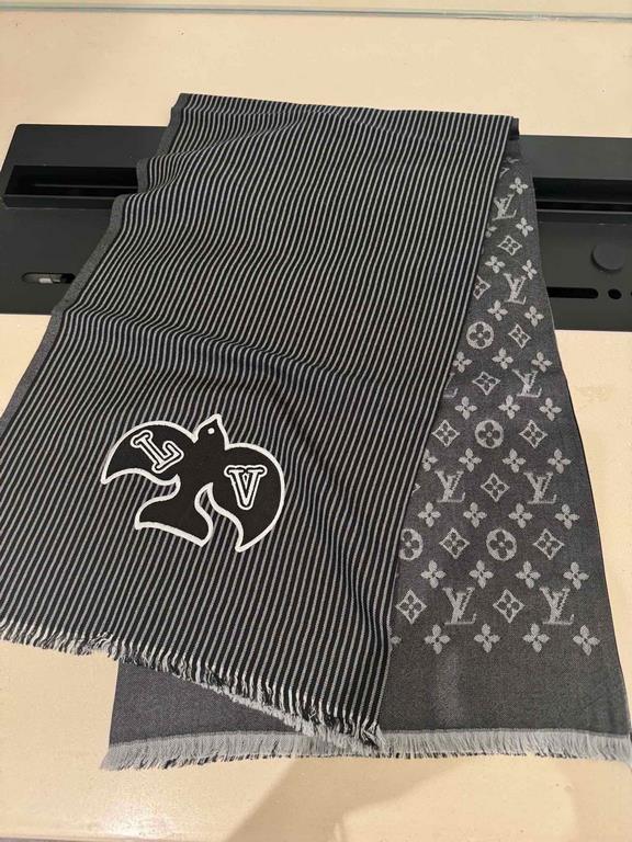 LV Swallow Donkey's newest scarf classic mascot redesigned properly versatile models, eye-catching logo design classic black and gray color scheme really do not look too good 100% wool feel simply fine yarn weaving surfa